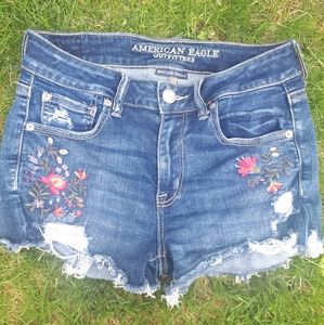 American Eagle High Waisted Embroidered Shorts🌸